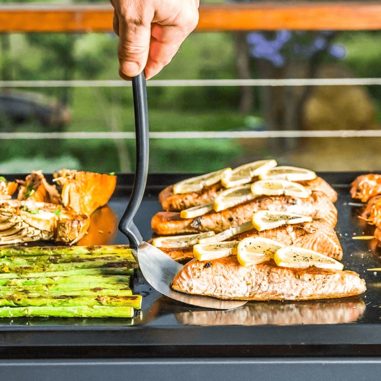 Grillverktøy med magnetisk holder